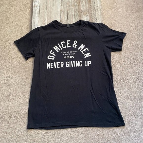 Of Mice & Men L Never Giving Up MMXV 2015 Graphic Band Tee T-Shirt Metalcore - Picture 1 of 11